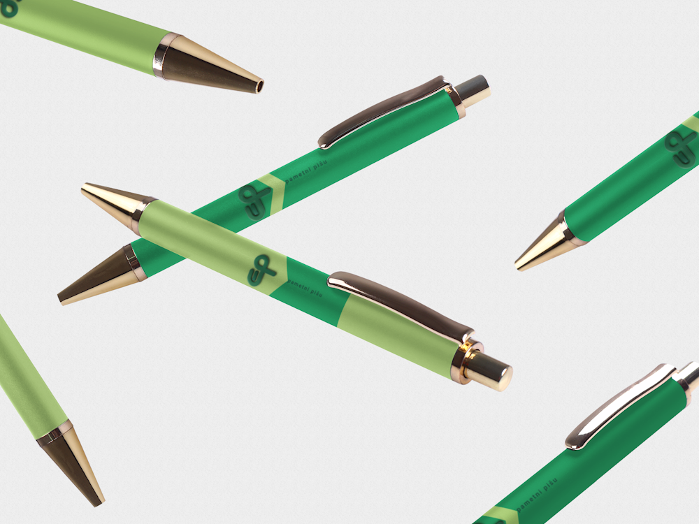 Kemijske olovke, penkala u raznim nijansama zelene boje s tiskom loga u različitim pozicijama na svijetloj pozadini