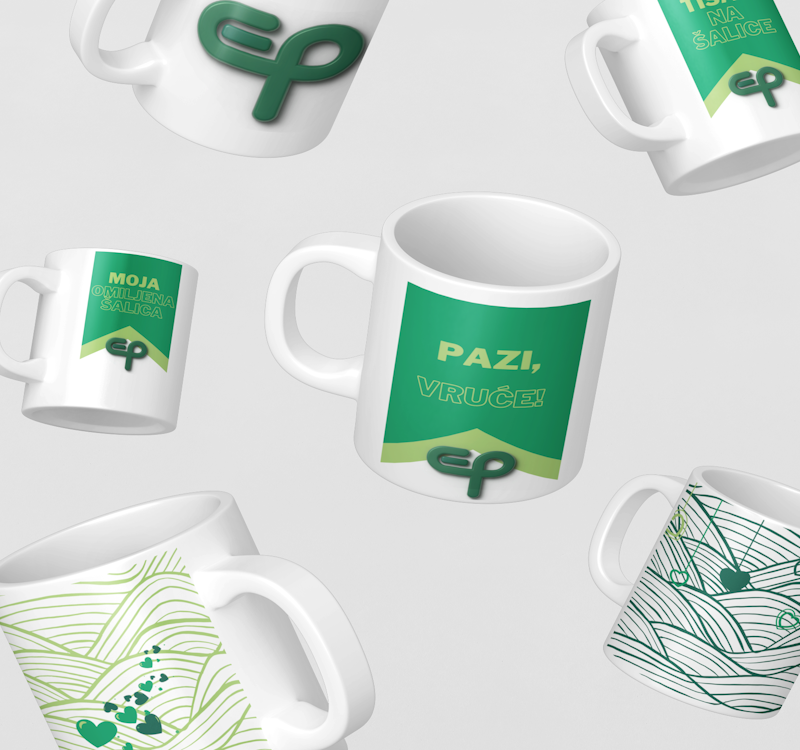 Šest bijelih keramičkih šalica s tiskom loga i natpisom u različitim položajima na svijetloj pozadini