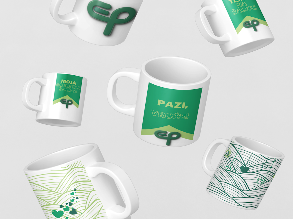 Šest bijelih keramičkih šalica s tiskom loga i natpisom u različitim položajima na svijetloj pozadini