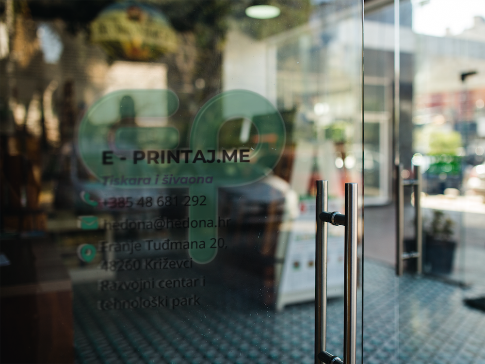 Tisak radnog vremena i naziva tvrtke na ulaznim vratima u objekt