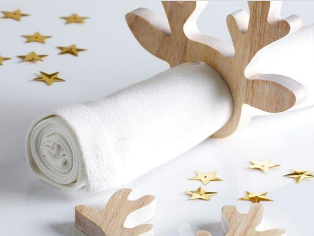 Salveta u drvenom držaču za salvete prigodna za Božićne blagdane