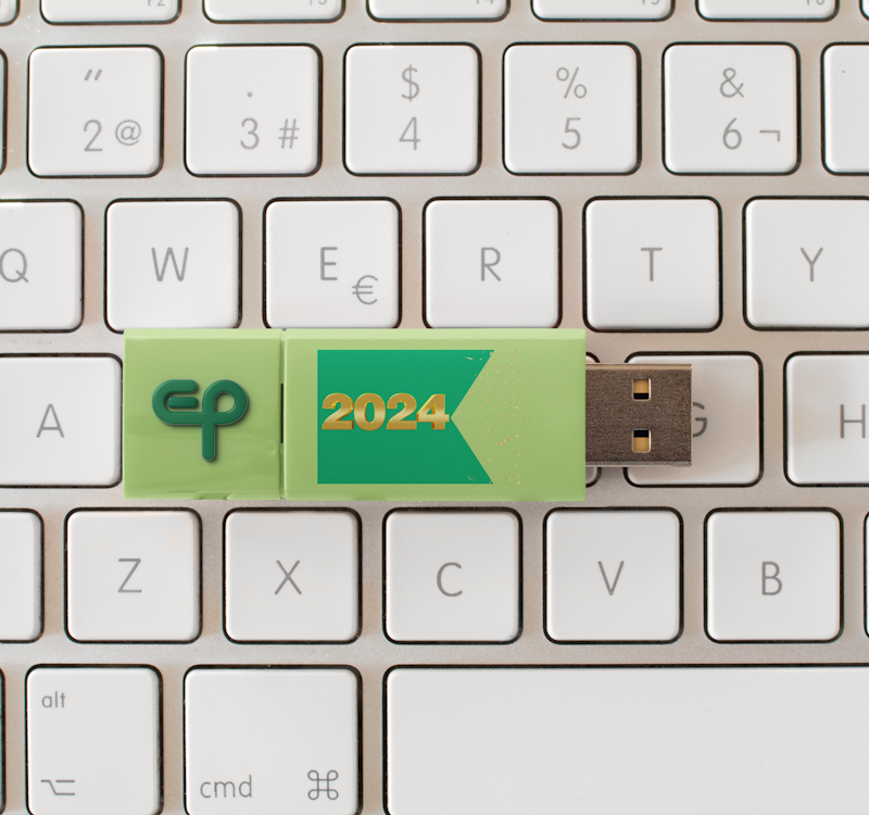 USB stick kao promotivni materijal sa tiskom loga i slogana za novogodišnji poklon