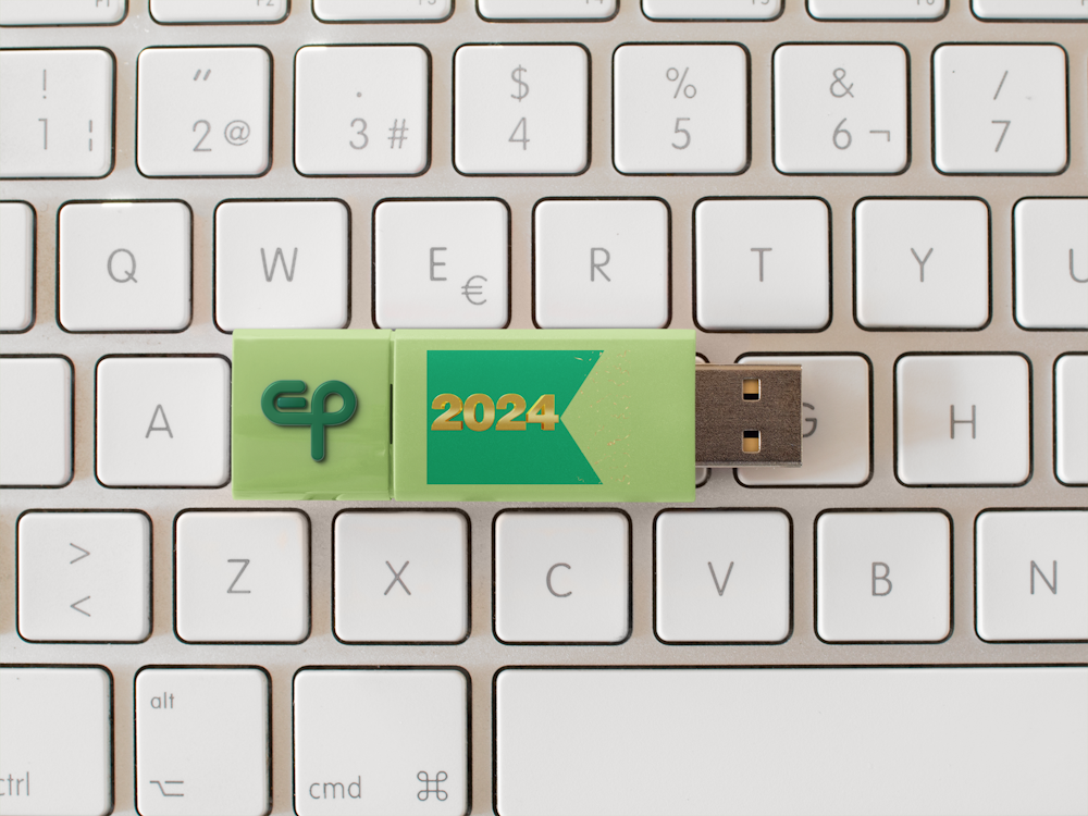 USB stick kao promotivni materijal sa tiskom loga i slogana za novogodišnji poklon