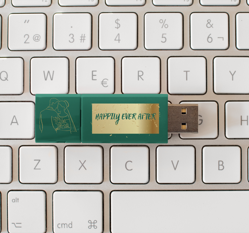 USB stick personaliziran naljepnicom prigodnom za zahvalnice za vjenčanja