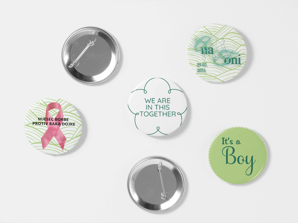 Značke sprijeda i straga s različitim motivima i dizajnom, mjesec borbe protiv raka dojke