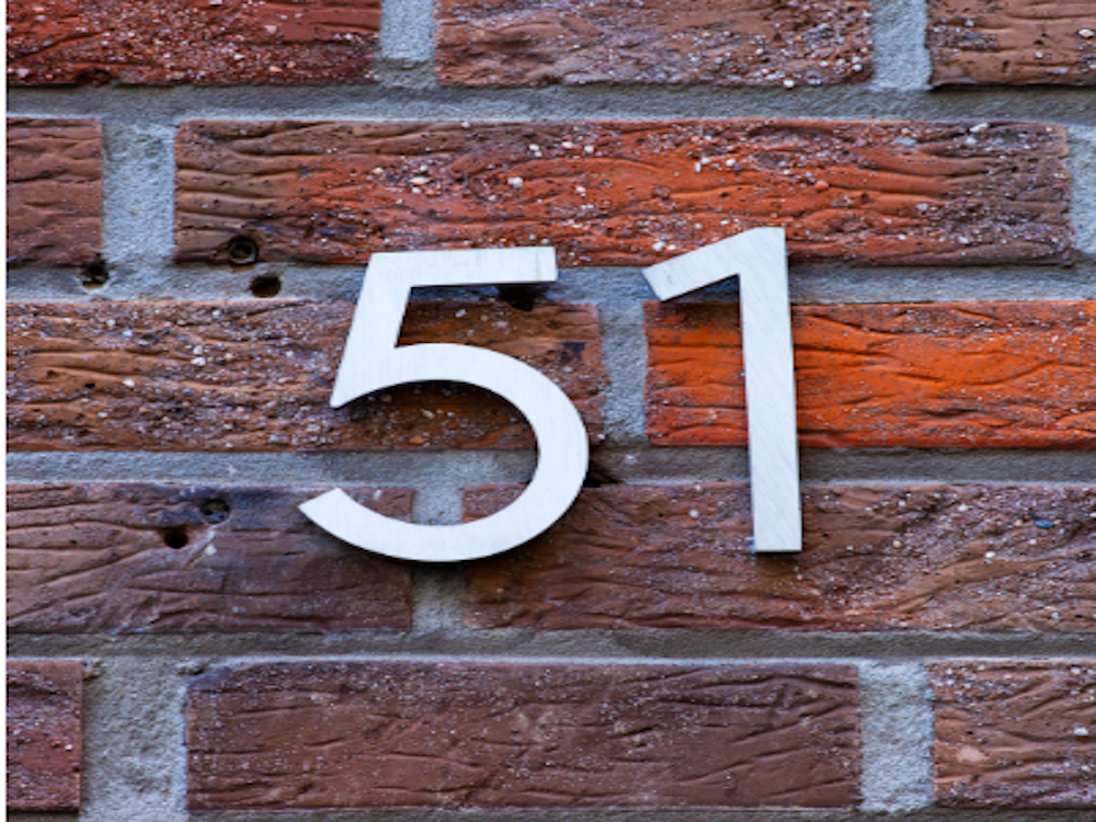 Laserski graviran kućni broj na zidu od cigli