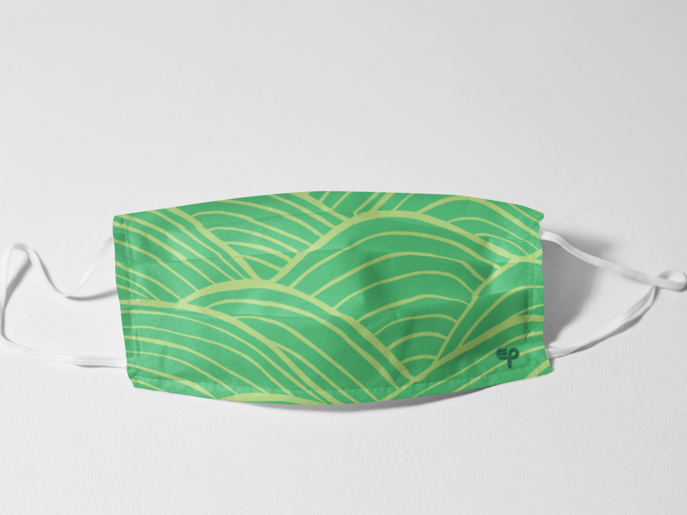 Pamučna zaštitna maska zelene boje s krivudavim svijetlo zelenim dizajnom, bijelim vezicama na svijetloj pozadini